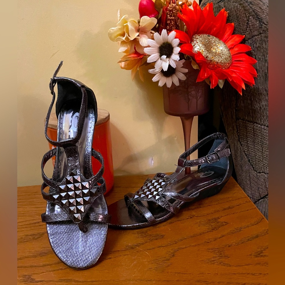 Denver Hayes Quad Comfort Bronze coloured Sandals in Size 8.  Adjustable straps.